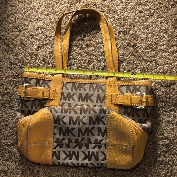 🌻 MK purse 👜 very nice, no rips no tears, no stains. 🌻 - Picture 7 of 12
